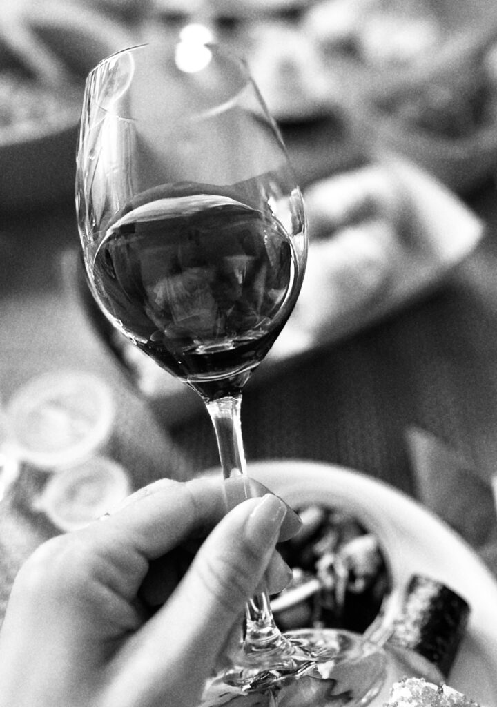 Kontaktseite-Hintergrund_Weinglas-mit-Wein-ueber-Sushi