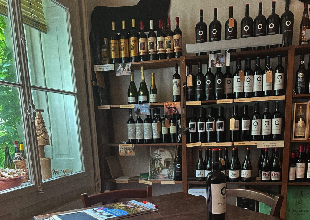 Innenraum der Vinothek Selección an der Wuhrstrasse