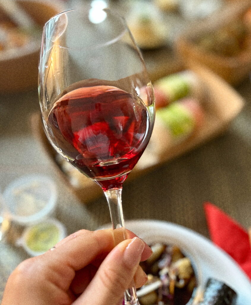 Rotwein_Vernatsch_zu-Sushi-im-Glas_Gumphof