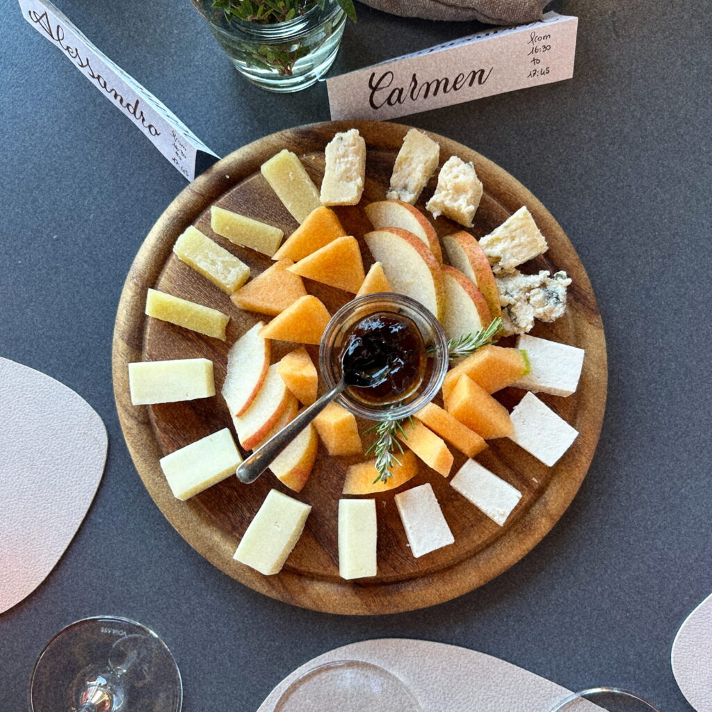 Tenute-Olbios_Winetasting_mit-Kaese