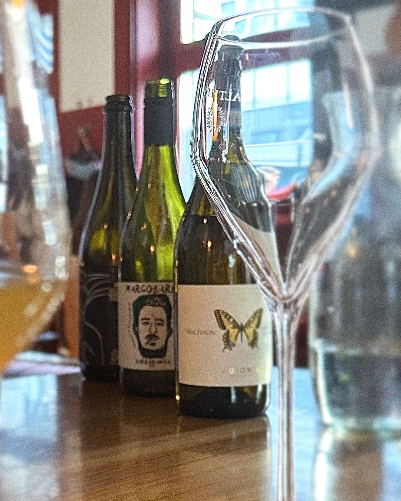 Weinbar-IlTappo_FlaschenAmTisch