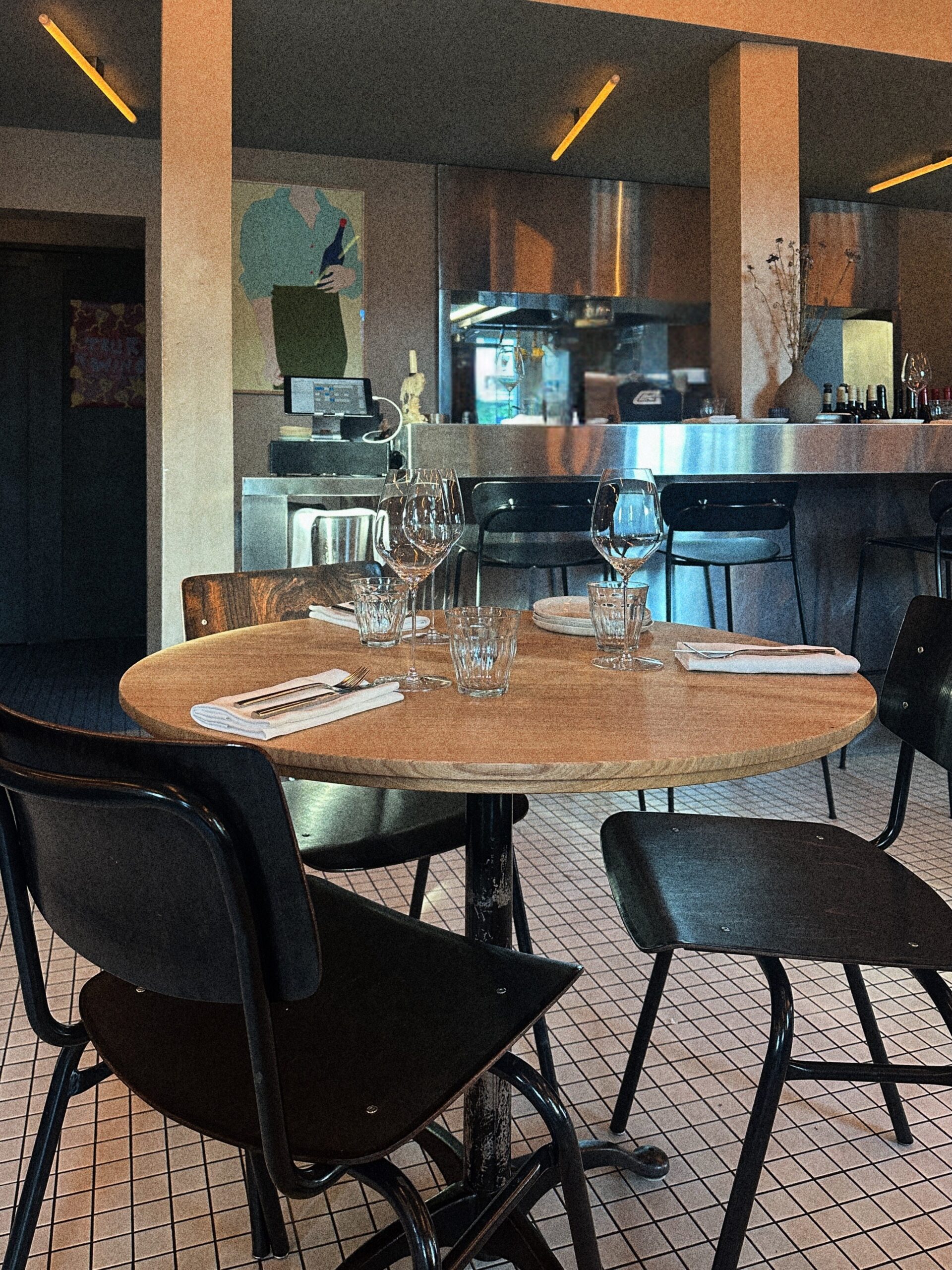 Weinbar-Silex_Innen-Tisch-Bar